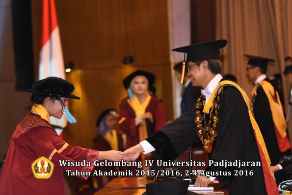 Wisuda Unpad Gel IV TA 2015_2016 Fakultas Ilmu Budaya Oleh Rektor -083