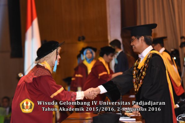 Wisuda Unpad Gel IV TA 2015_2016 Fakultas Ilmu Budaya Oleh Rektor -084