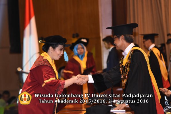 Wisuda Unpad Gel IV TA 2015_2016 Fakultas Ilmu Budaya Oleh Rektor -085