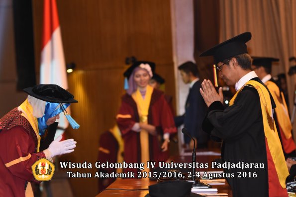 Wisuda Unpad Gel IV TA 2015_2016 Fakultas Ilmu Budaya Oleh Rektor -086