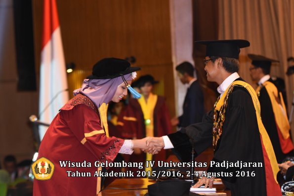 Wisuda Unpad Gel IV TA 2015_2016 Fakultas Ilmu Budaya Oleh Rektor -087