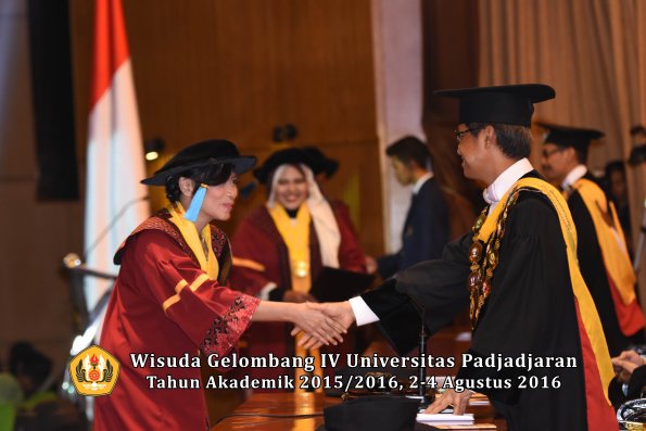 Wisuda Unpad Gel IV TA 2015_2016 Fakultas Ilmu Budaya Oleh Rektor -088