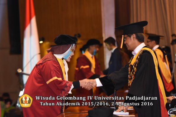Wisuda Unpad Gel IV TA 2015_2016 Fakultas Ilmu Budaya Oleh Rektor -089