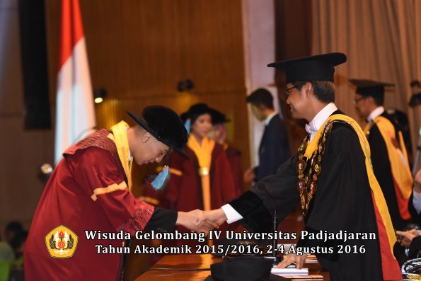 Wisuda Unpad Gel IV TA 2015_2016 Fakultas Ilmu Budaya Oleh Rektor -090