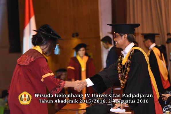 Wisuda Unpad Gel IV TA 2015_2016 Fakultas Ilmu Budaya Oleh Rektor -093