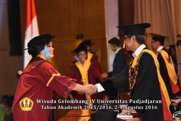Wisuda Unpad Gel IV TA 2015_2016 Fakultas Ilmu Budaya Oleh Rektor -094