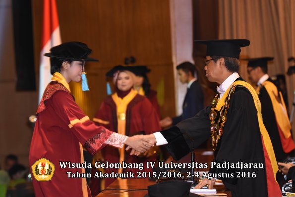 Wisuda Unpad Gel IV TA 2015_2016 Fakultas Ilmu Budaya Oleh Rektor -096