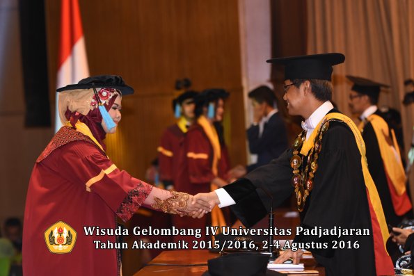 Wisuda Unpad Gel IV TA 2015_2016 Fakultas Ilmu Budaya Oleh Rektor -097