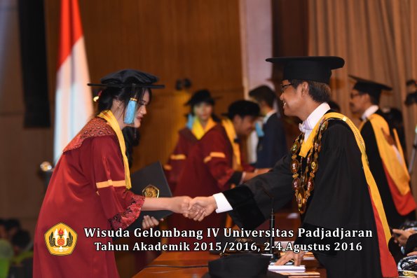Wisuda Unpad Gel IV TA 2015_2016 Fakultas Ilmu Budaya Oleh Rektor -098