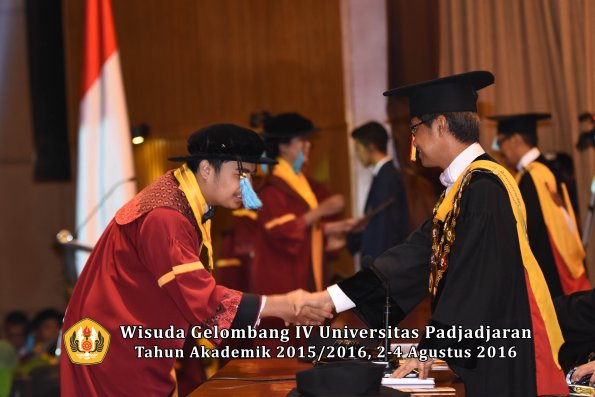 Wisuda Unpad Gel IV TA 2015_2016 Fakultas Ilmu Budaya Oleh Rektor -099
