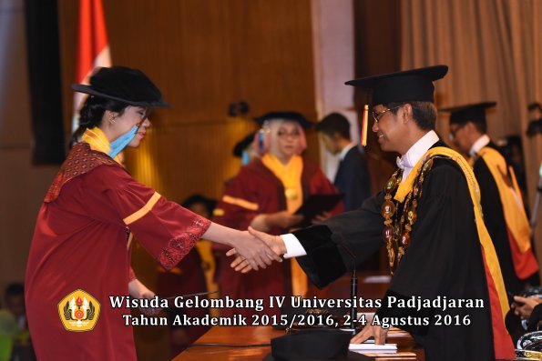 Wisuda Unpad Gel IV TA 2015_2016 Fakultas Ilmu Budaya Oleh Rektor -100