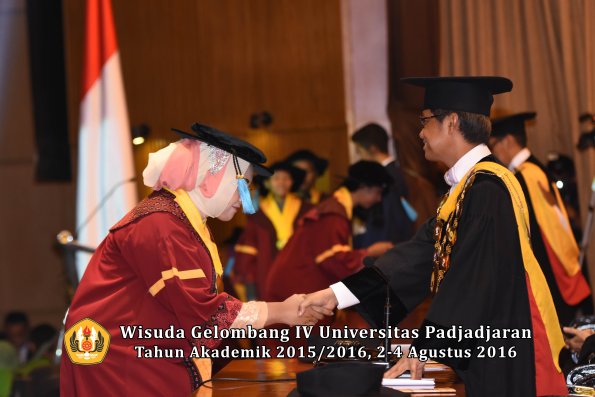 Wisuda Unpad Gel IV TA 2015_2016 Fakultas Ilmu Budaya Oleh Rektor -101