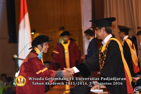 Wisuda Unpad Gel IV TA 2015_2016 Fakultas Ilmu Budaya Oleh Rektor -103