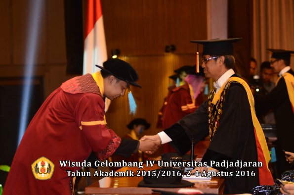 Wisuda Unpad Gel IV TA 2015_2016 Fakultas Ilmu Budaya Oleh Rektor -104