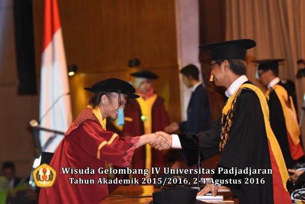 Wisuda Unpad Gel IV TA 2015_2016 Fakultas Ilmu Budaya Oleh Rektor -106