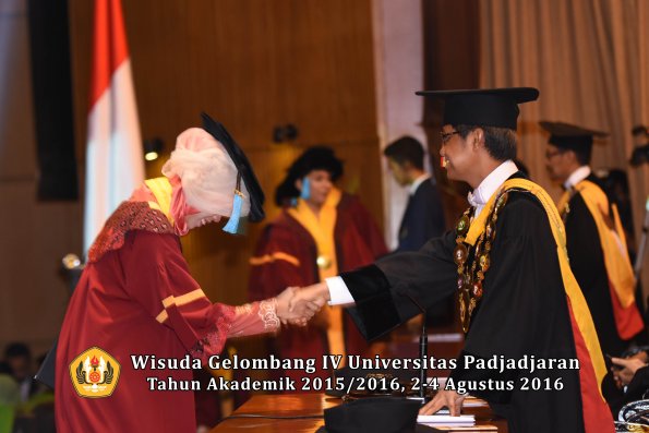 Wisuda Unpad Gel IV TA 2015_2016 Fakultas Ilmu Budaya Oleh Rektor -107