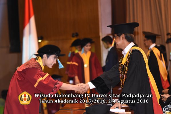 Wisuda Unpad Gel IV TA 2015_2016 Fakultas Ilmu Budaya Oleh Rektor -108