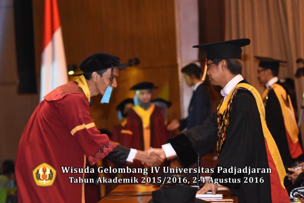 Wisuda Unpad Gel IV TA 2015_2016 Fakultas Ilmu Budaya Oleh Rektor -110