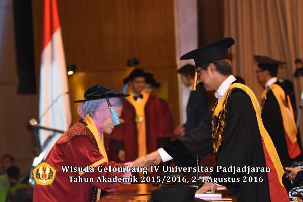 Wisuda Unpad Gel IV TA 2015_2016 Fakultas Ilmu Budaya Oleh Rektor -112