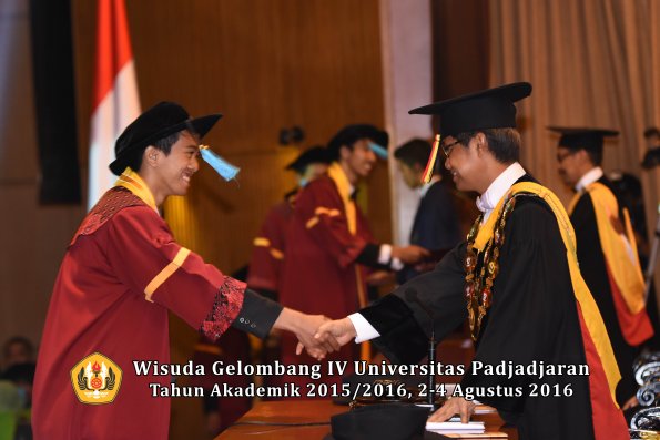 Wisuda Unpad Gel IV TA 2015_2016 Fakultas Ilmu Budaya Oleh Rektor -113