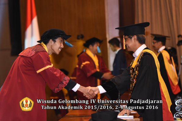 Wisuda Unpad Gel IV TA 2015_2016 Fakultas Ilmu Budaya Oleh Rektor -114