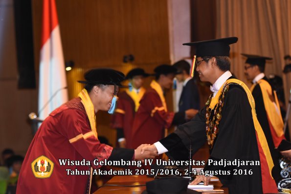 Wisuda Unpad Gel IV TA 2015_2016 Fakultas Ilmu Budaya Oleh Rektor -117