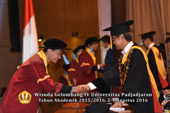 Wisuda Unpad Gel IV TA 2015_2016 Fakultas Ilmu Budaya Oleh Rektor -118