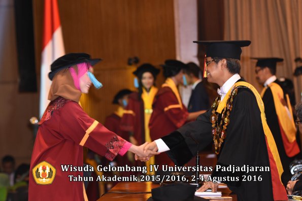 Wisuda Unpad Gel IV TA 2015_2016 Fakultas Ilmu Budaya Oleh Rektor -121