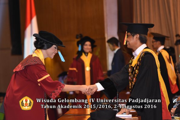 Wisuda Unpad Gel IV TA 2015_2016 Fakultas Ilmu Budaya Oleh Rektor -122