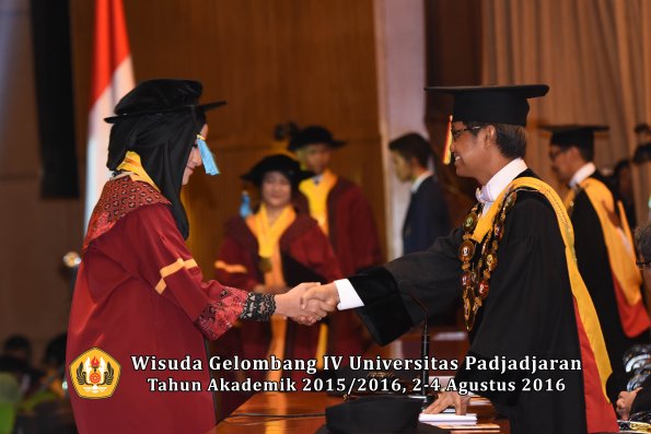 Wisuda Unpad Gel IV TA 2015_2016 Fakultas Ilmu Budaya Oleh Rektor -123