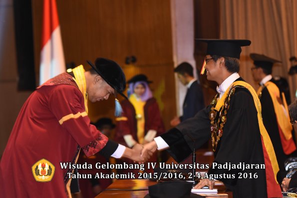 Wisuda Unpad Gel IV TA 2015_2016 Fakultas Ilmu Budaya Oleh Rektor -125
