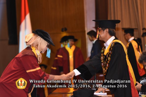 Wisuda Unpad Gel IV TA 2015_2016 Fakultas Ilmu Budaya Oleh Rektor -127