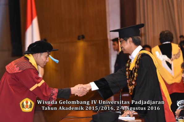 Wisuda Unpad Gel IV TA 2015_2016 Fakultas Ilmu Budaya Oleh Rektor -131