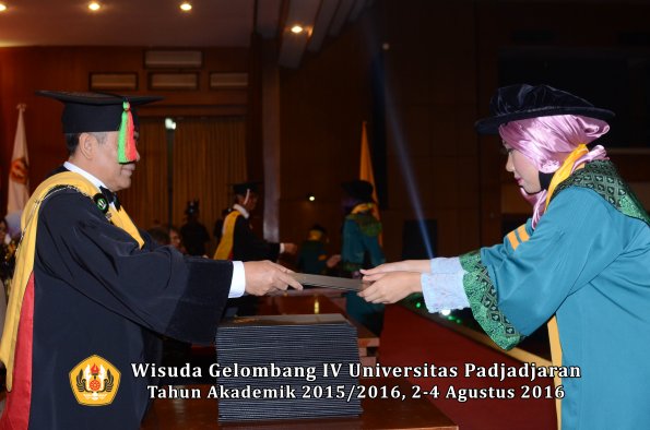 Wisuda Unpad Gel IV TA 2015_2016 Fakultas M.I. P.A Oleh Dekan -004