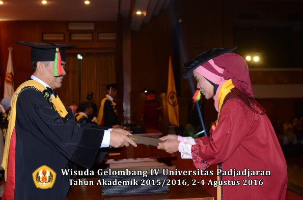 Wisuda Unpad Gel IV TA 2015_2016 Fakultas M.I. P.A Oleh Dekan -029