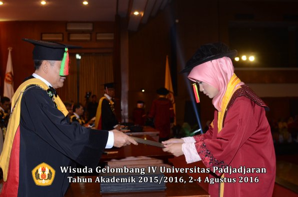 Wisuda Unpad Gel IV TA 2015_2016 Fakultas M.I. P.A Oleh Dekan -032