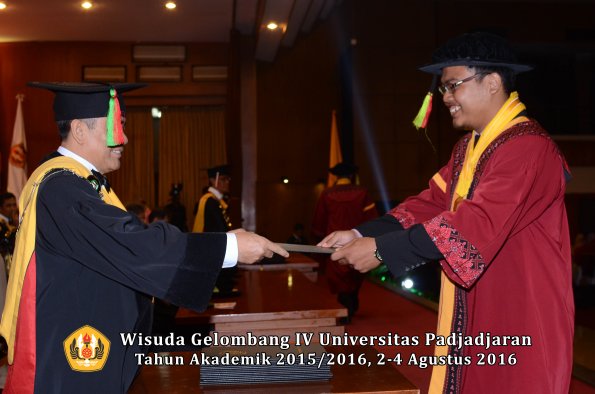 Wisuda Unpad Gel IV TA 2015_2016 Fakultas M.I. P.A Oleh Dekan -037