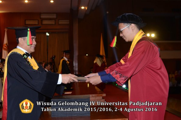 Wisuda Unpad Gel IV TA 2015_2016 Fakultas M.I. P.A Oleh Dekan -071