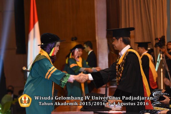Wisuda Unpad Gel IV TA 2015_2016 Fakultas M.I. P.A Oleh Rektor -003