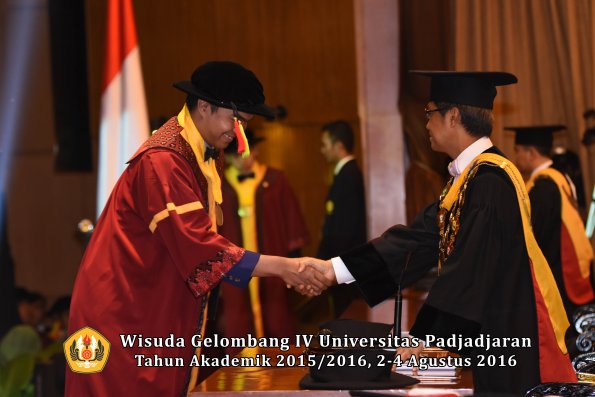 Wisuda Unpad Gel IV TA 2015_2016 Fakultas M.I. P.A Oleh Rektor -006