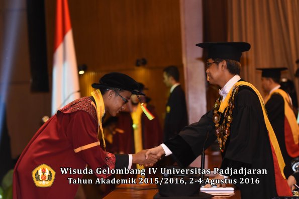 Wisuda Unpad Gel IV TA 2015_2016 Fakultas M.I. P.A Oleh Rektor -015