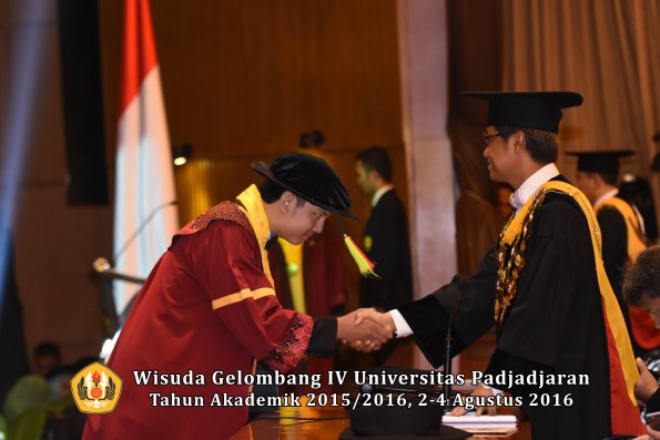 Wisuda Unpad Gel IV TA 2015_2016 Fakultas M.I. P.A Oleh Rektor -018