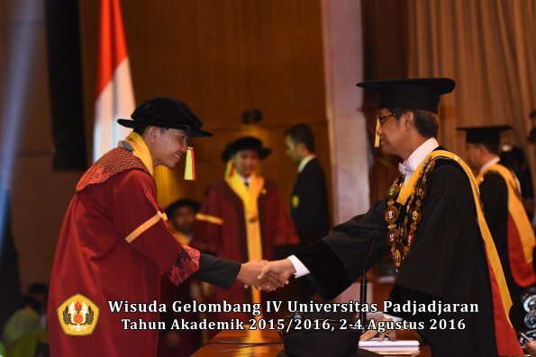 Wisuda Unpad Gel IV TA 2015_2016 Fakultas M.I. P.A Oleh Rektor -033