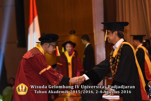Wisuda Unpad Gel IV TA 2015_2016 Fakultas M.I. P.A Oleh Rektor -039