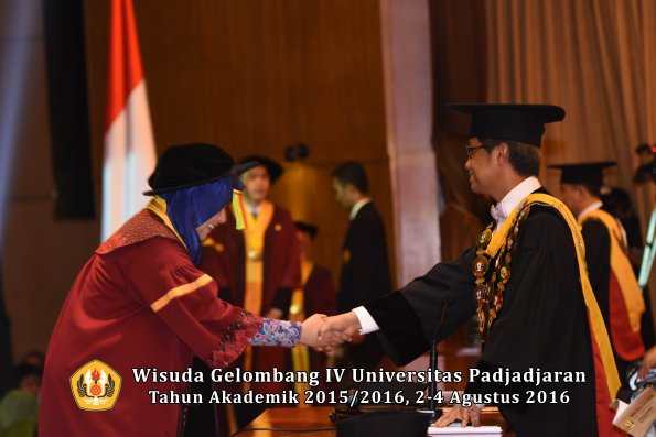 Wisuda Unpad Gel IV TA 2015_2016 Fakultas M.I. P.A Oleh Rektor -051