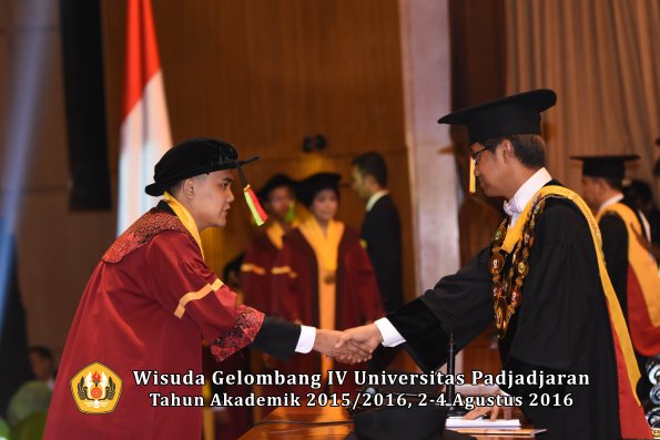 Wisuda Unpad Gel IV TA 2015_2016 Fakultas M.I. P.A Oleh Rektor -099