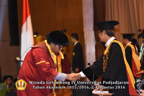 Wisuda Unpad Gel IV TA 2015_2016 Fakultas M.I. P.A Oleh Rektor -119