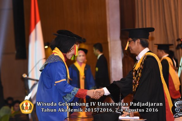 Wisuda Unpad Gel IV TA 2015_2016 Fakultas M.I. P.A Oleh Rektor -131