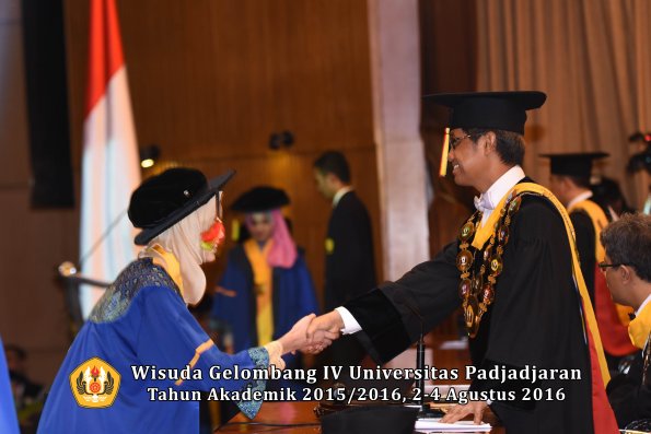 Wisuda Unpad Gel IV TA 2015_2016 Fakultas M.I. P.A Oleh Rektor -182