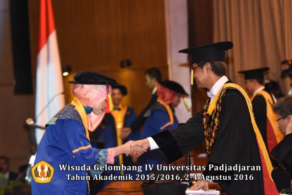 Wisuda Unpad Gel IV TA 2015_2016 Fakultas M.I. P.A Oleh Rektor -192
